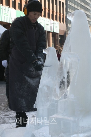 한 행위예술가가 행사장 오른편에서 펭귄 모양으로 얼음을 조각하며 '지구가 녹고있다'는 메세지를 전달했다.