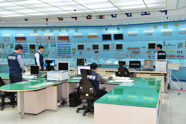 22~23일 한국수력원자력(주)(사장 조석)이 4개 원전본부에서 대대적인 ‘사이버공격 대비 모의훈련’을 실시했다. 사진은 월성원자력본부 직원들이 시뮬레이터훈련에 임하고 있다.