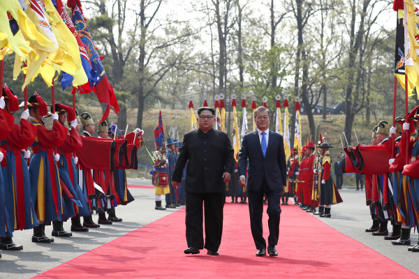 27일 판문점에서 문재인 대통령과 김정은 북한 국무위원회 위원장이 전통의장대 사열을 받고 있다. / 사진=뉴시스