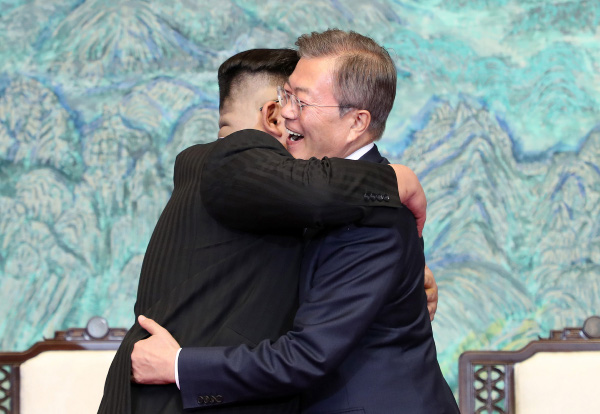 27일 판문점에서 문재인 대통령과 김정은 북한 국무위원회 위원장이 한반도의 평화와 번영, 통일을 위한 판문점 선언에 서명한 뒤 포옹을 하고 있다.  / 사진=뉴시스