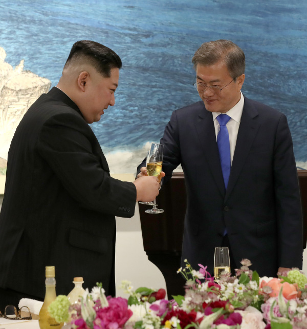27일 판문점에서 문재인 대통령과 김정은 북한 국무위원회 위원장이 판문점 평화의 집에서 열린 환영만찬에서 건배를 하고 있다. / 사진=뉴시스
