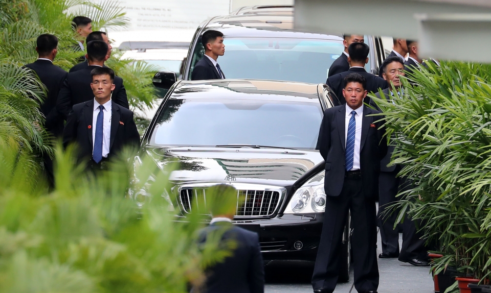 10일 김정은 북한 국무위원회 위원장이 싱가포르 세인트리지스호텔에 도착하고 있다. / 사진=뉴시스