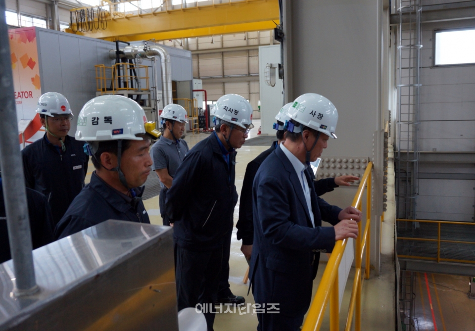 지난 21일 사업소를 방문한 박영현 지역난방공사 사장직무대행이 안전점검을 하고 있다.