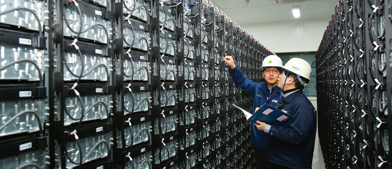 현대중공업 직원들이 ESS센터 내 배터리실에서 충·방전상태를 점검하고 있다. / 사진=뉴시스