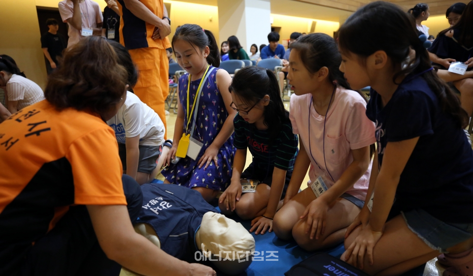 지난 30일부터 31일까지 서울도시가스 주관으로 열린 가스안전체험교실에 참여한 서울·경기지역 초·중등학생들이 심폐소생술을 배우고 있다.
