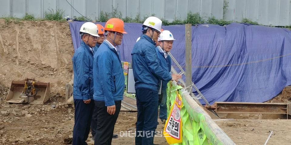 지난 7일 와촌-하양(경북 경산시 소재) 구간 배관이설현장을 방문한 정승일 가스공사 사장이 현장안전점검을 하고 있다.