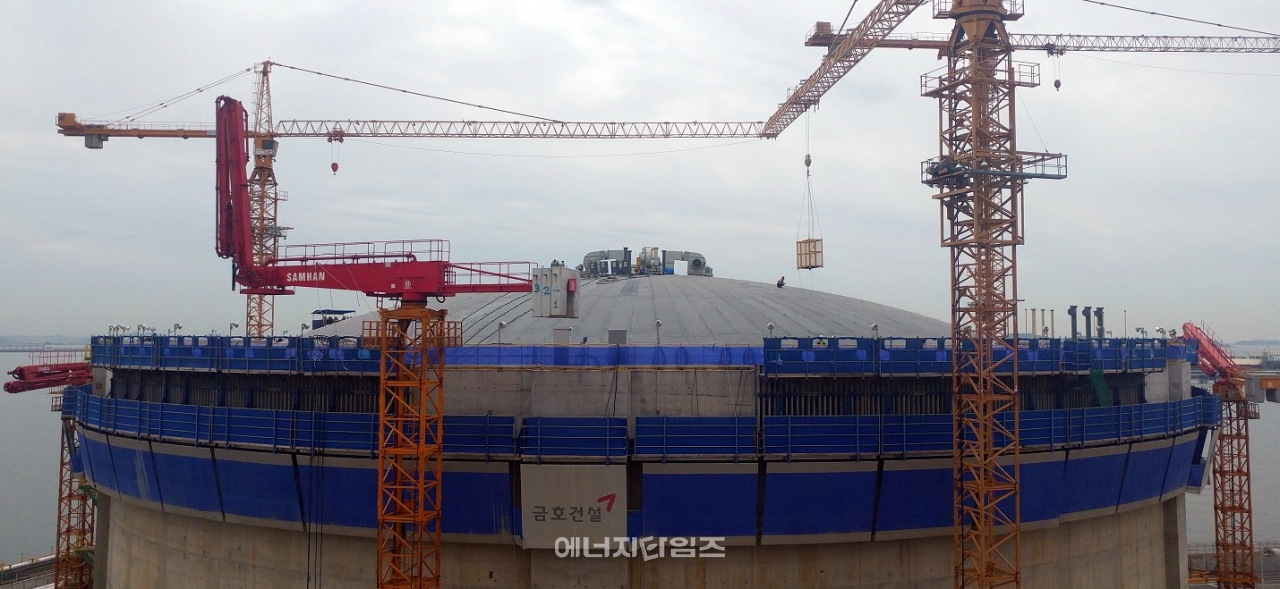 인천LNG생산기지 내 증설 중인 LNG저장탱크 23호기 지붕 상량 모습.