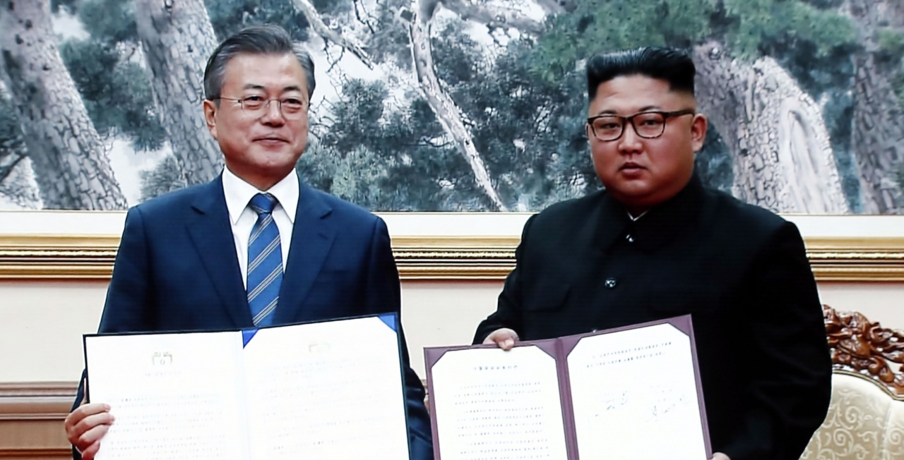 문재인 대통령과 김정은 위원장이 9월 평양공동선언 합의서에 서명한 뒤 기념촬영을 하고 있다. / 사진=뉴시스
