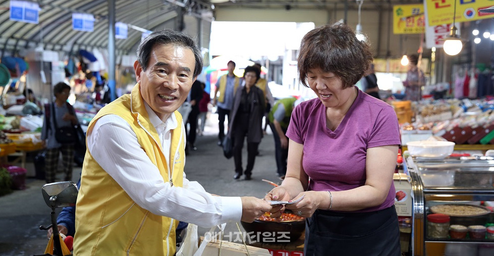 20일 김병숙 서부발전 사장이 임직원들과 충남 태안소재 전통시장을 방문해 온누리상품권으로 물품을 구입하고 있다.