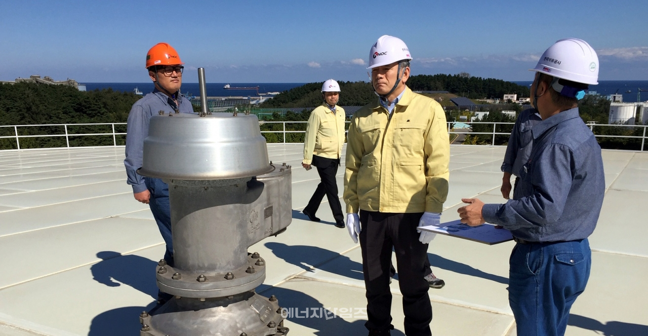 지난 12일 동해비축기지를 방문한 양수영 석유공사 사장이 종합안전점검을 하고 있다.