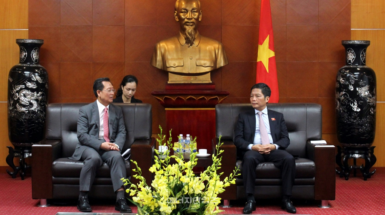 지난 22일 베트남 현지에서 김종갑 한전 사장이 쩐 뚜언 아잉(Tran Tuan Anh) 베트남 산업통상부 장관을 만나 에너지사업에 대한 상호협력방안을 논의하고 있다.