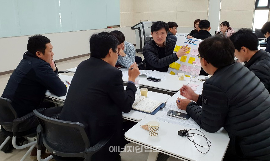 지난 13일 YBM연수원(경기 화성시 소재)에서 열린 해커톤에 참여한 직원들이 토론을 하고 있다.