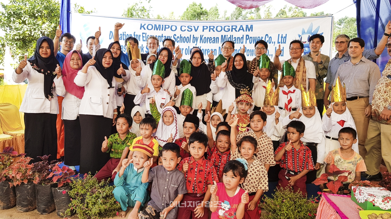 지난 14일 중부발전이 인도네시아 땅가무스수력발전소 인근지역 초등학교를 방문해 5000만 원 상당의 지원물품을 기증했다.