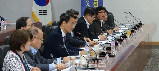 지난 22일 가스공사가 본사(대구 동구 소재)에서 경영진과 해외 법인별 대표들이 참석한 가운데 글로벌 전략회의를 개최했다. 김영두 가스공사 사장직무대행이 모두발언을 하고 있다.