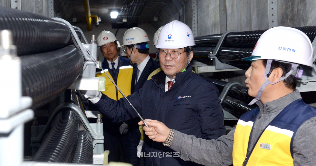 10일 한전 신양재변전소(서울 서초구 소재)를 방문한 성윤모 산업부 장관이 현장점검을 하고 있다.