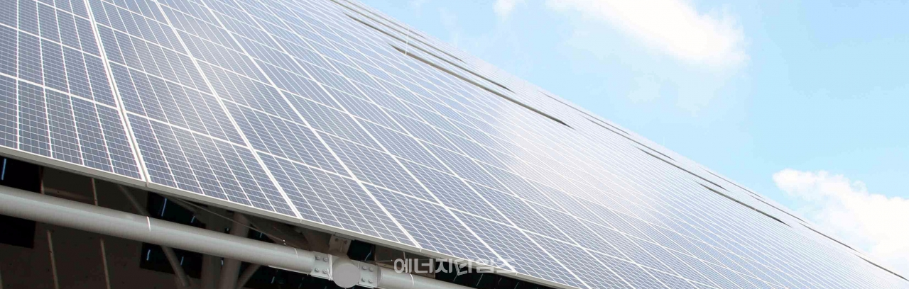 KCC 중앙연구소 종합연구동 외벽에 설치된 국내 최대 규모인 1.1MW 도시형 태양광발전설비.