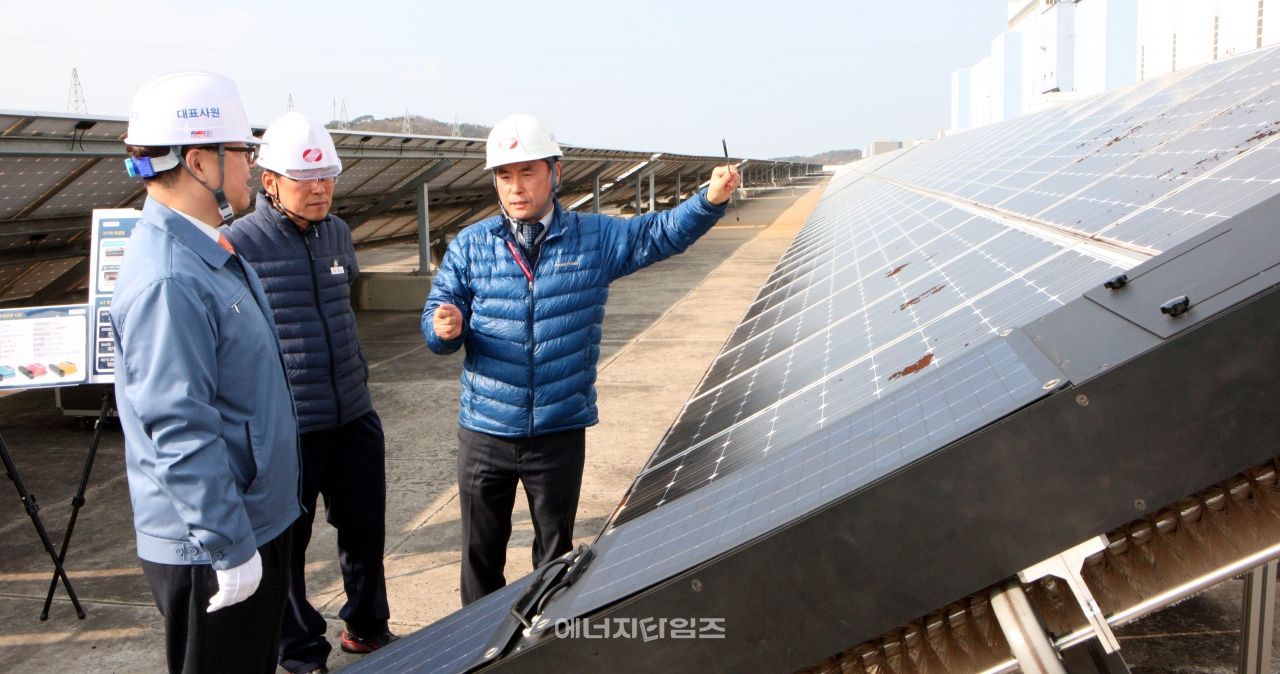 박일준 동서발전 사장이 당진화력 터빈건물 옥상 태양광발전설비에 설치된 태양광발전용 청소로봇 실증시험현장을 둘러보고 있다.