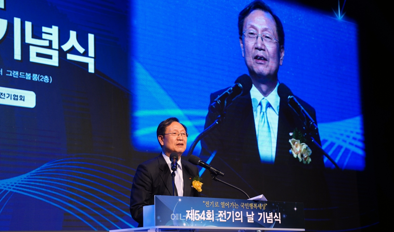 9일 63빌딩(서울 영등포구 소재)에서 열린 제54회 전기의 날 기념식에서 김종갑 전기협회 회장이 인사말을 하고 있다.