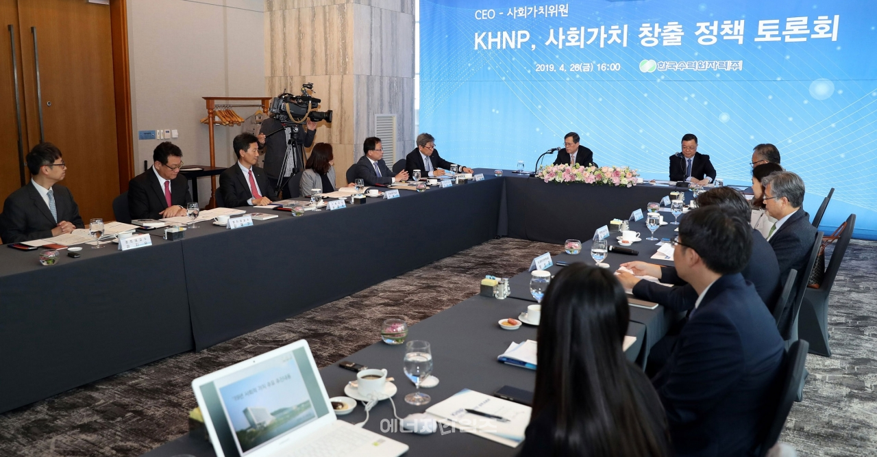 지난 26일 그랜드인터콘티넨탈호텔(서울 서초구 소재)에서 열린 사회적 가치 창출 정책토론회에 참석한 참석자들이 논의를 하고 있다.