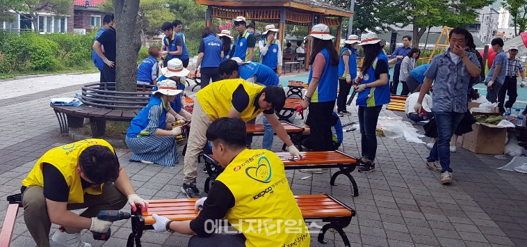 지난 12일 옥계초등학교(대전 중구 소재) 앞에서 한전원자력연료 직원들이 지역주민 편의를 위한 의자를 조립하고 설치하는 봉사활동을 하고 있다.