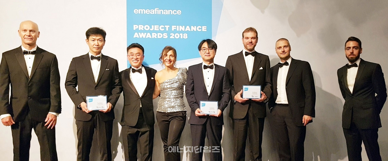 지난 12일(현지시간) 영국 현지에서 영국의 경제전문지 발행기관인 EMEA Finance 주관으로 열린 2018년도 Project Finance Awards 시상식에서 남부발전이 Best Wind Farm부문 사업금융 우수상을 수상했다.