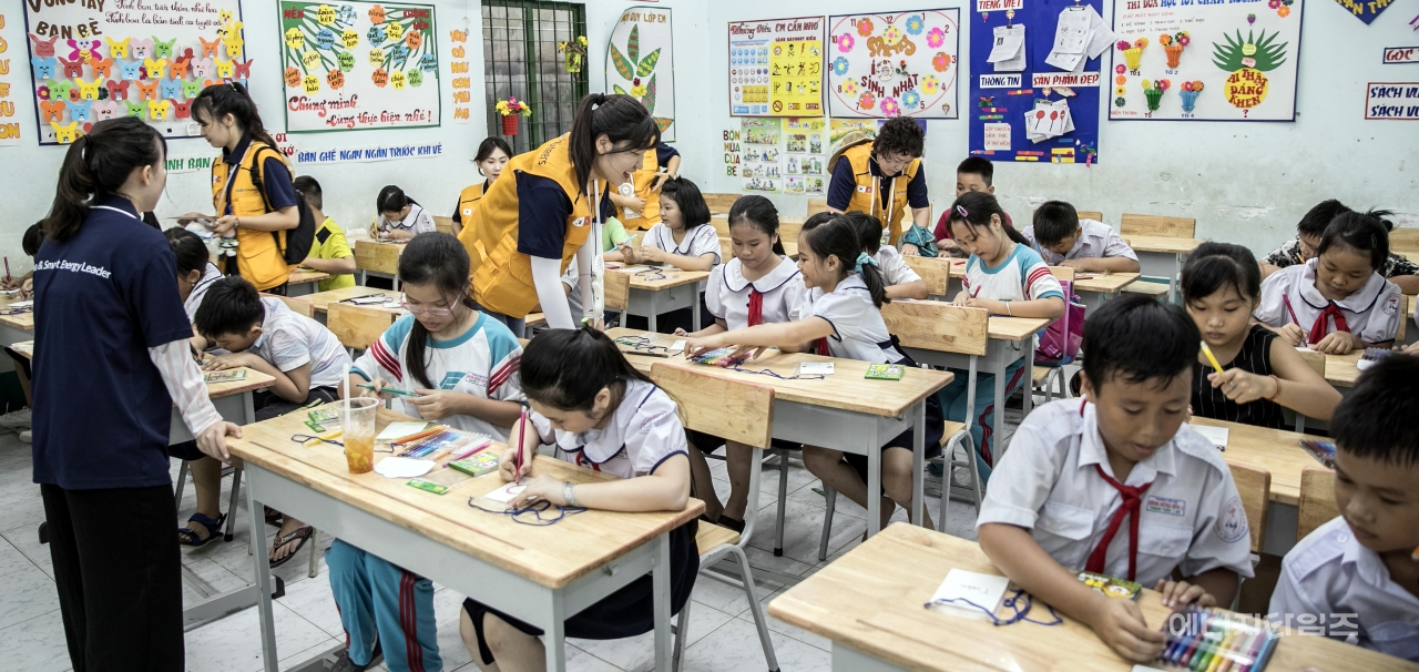 지난 4일부터 9일까지 6일의 일정으로 베트남을 방문한 남동발전 6기 해외봉사단 단원들이 빈흥호아(Binh Hung Hoa) 제1초등학교 학생들을 대상으로 과학교실을 운영하고 있다.