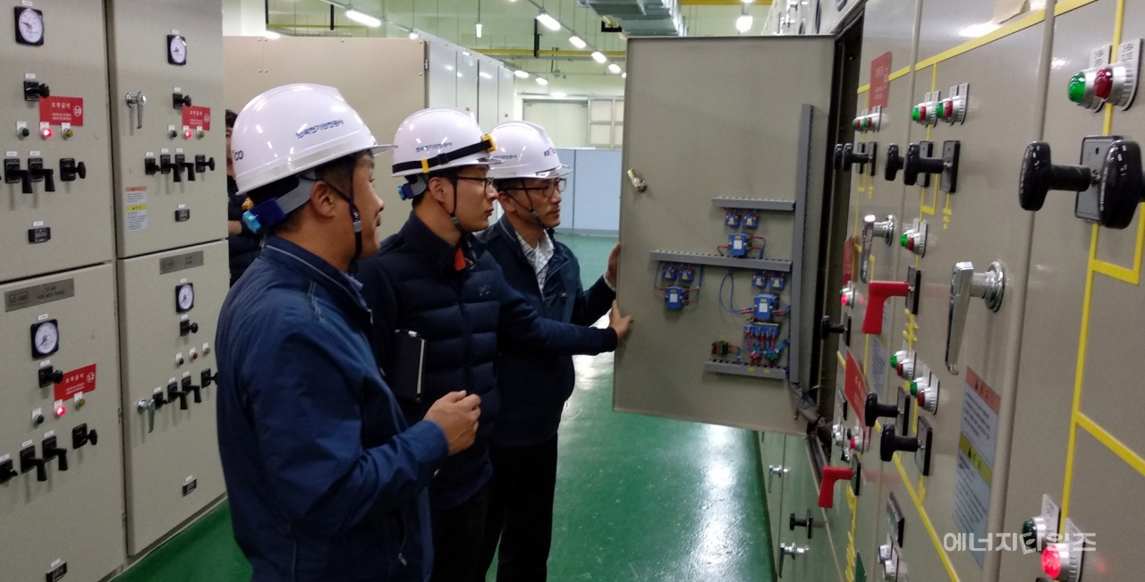 전기안전공사 직원들이 구역전기사업장 전력설비를 정기검사하고 있다.
