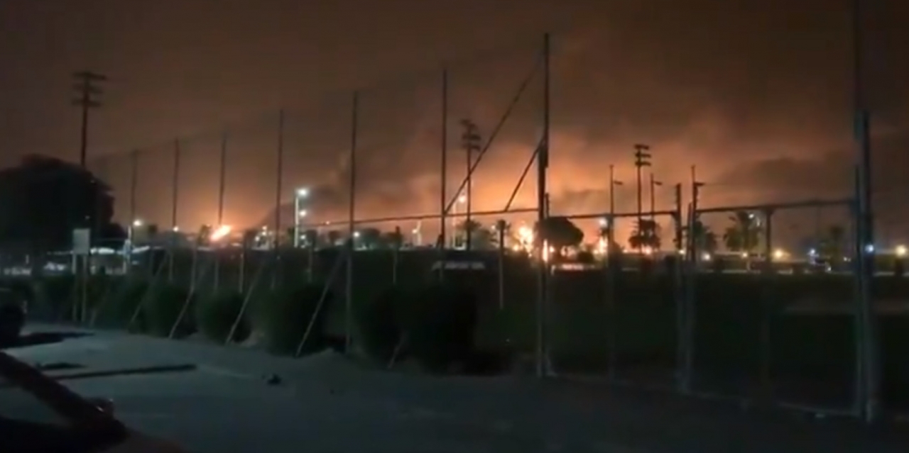 지난 14일 04시경 사우디아라비아 아람코 원유시설 2곳에서 대규모 화재가 발생했다. (사진=뉴시스)