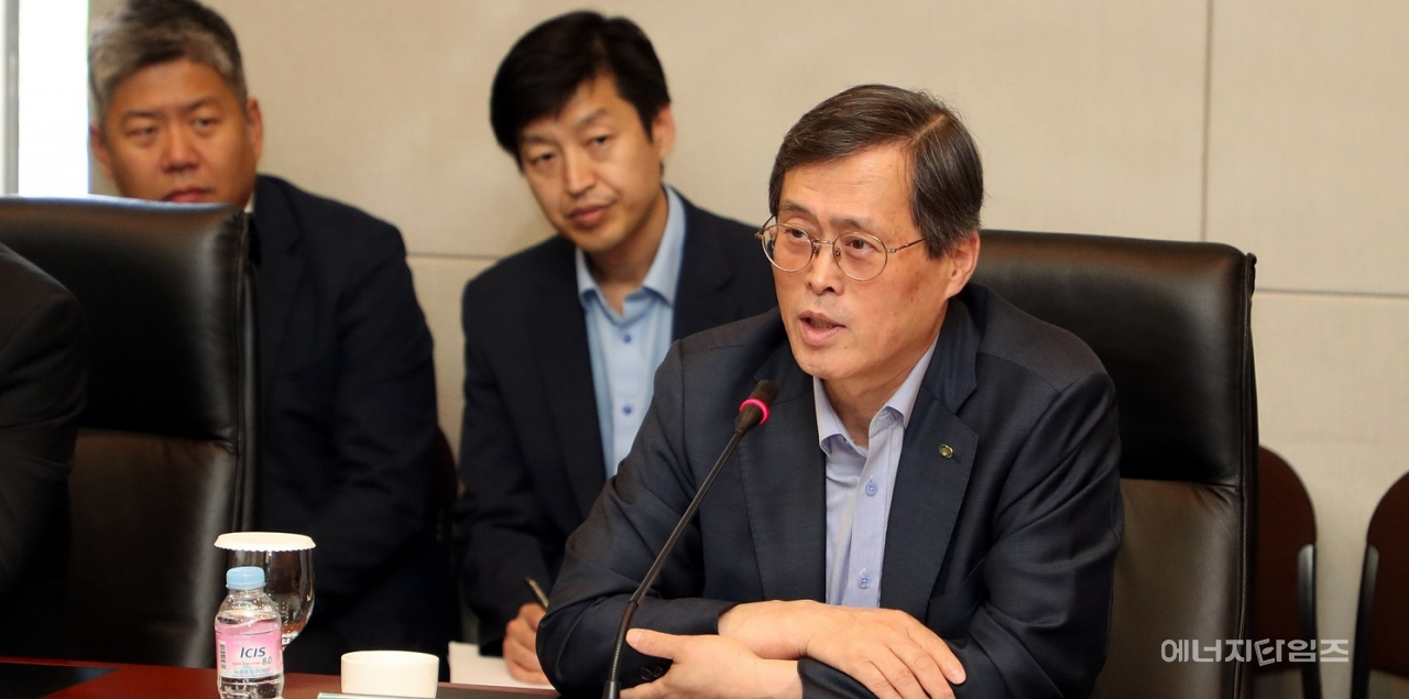 지난 18일 대전컨벤션센터(대전 유성구 소재)에서 한수원이 원자력유관기관을 초청한 가운데 소통·상생 간담회를 개최했다. 이 자리에서 정재훈 한수원 사장이 인사말을 하고 있다.