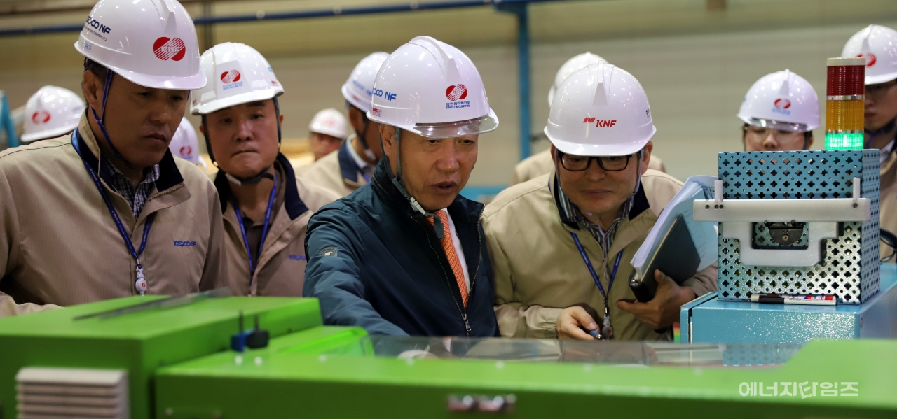 지난 21일 정상봉 한전원자력연료 사장이 사내 주요 생산시설공정과 생산설비에 대한 현장안전점검을 하고 있다.