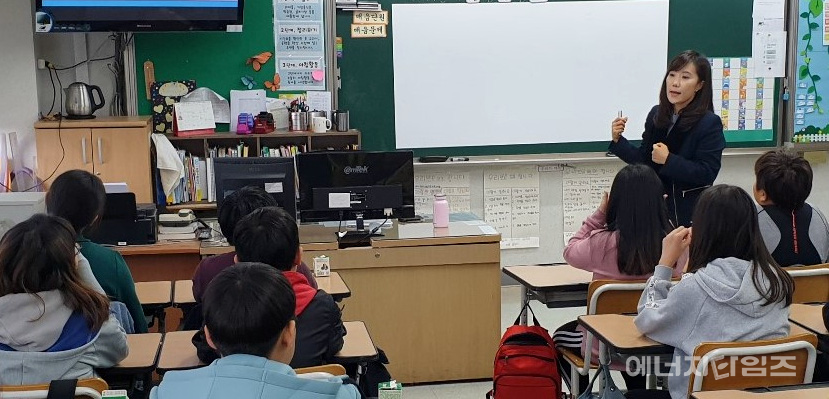 지난 8일 양지초등학교(경기 성남시 소재)에서 에너지정보문화재단이 초등학생을 대상으로 한 일일에너지교육을 하고 있다.
