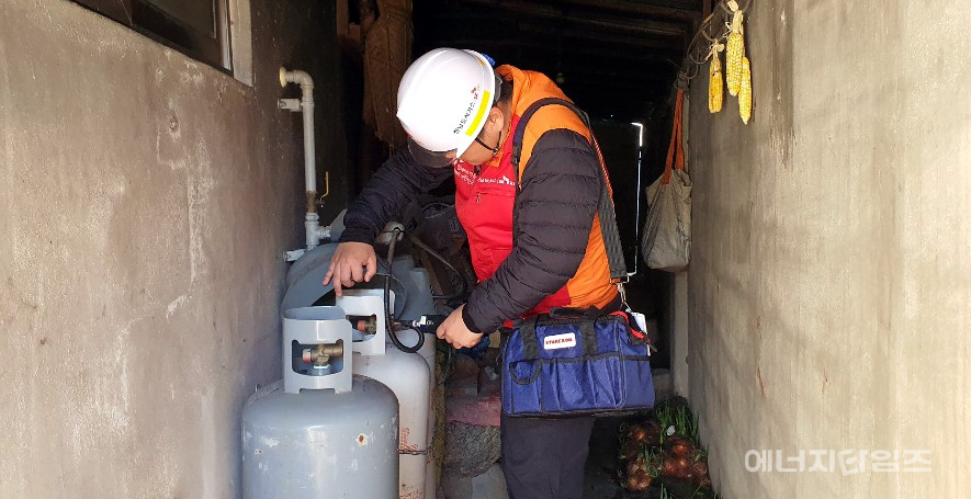 지난 22일 전남 순천시 황전면 신계리에서 전남도시가스 직원이 가스시설 안전점검을 하고 있다.