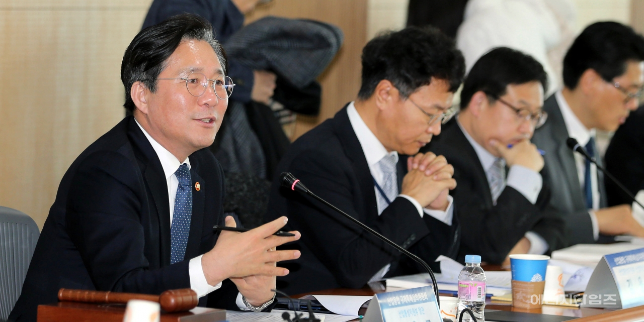 18일 한국기술센터(서울 강남구 소재)에서 열린 제6차 산업융합 규제특례심의위원회 회의에 참석한 성윤모 산업부 장관이 인사말을 하고 있다.