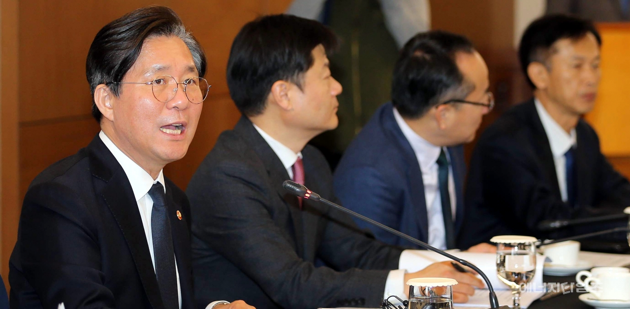 20일 롯데호텔(서울 중구 소재)에서 열린 2019년도 제2차 재생에너지정책협의회에서 성윤모 산업부 장관이 인사말을 하고 있다.
