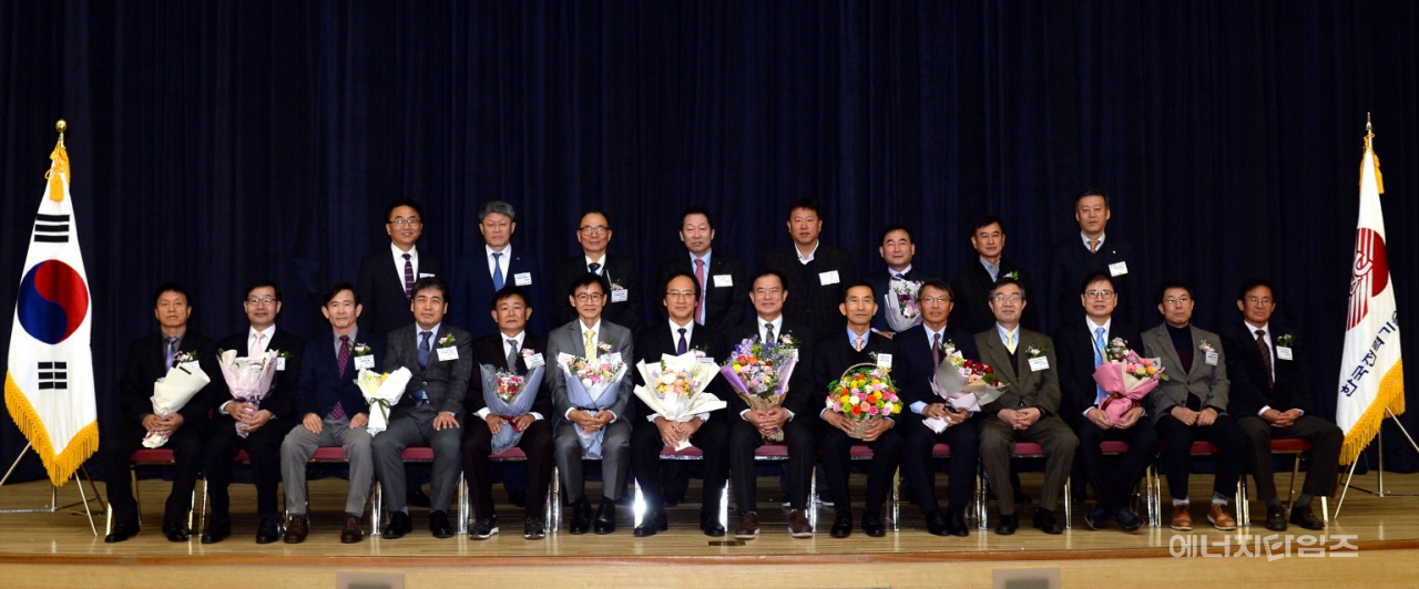 30일 한국전력기술이 본사(경북 김천시 소재)에서 정년퇴임직원 24명에 대한 퇴임식을 개최했다. 정년퇴임직원들이 기념촬영을 하고 있다.