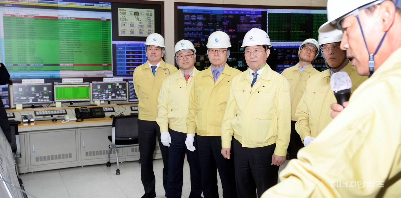 30일 보령화력 3호기 중앙제어실을 방문한 성윤모 산업부 장관이 중부발전 직원으로부터 환경설비개선공사현황을 브리핑 받고 있다.