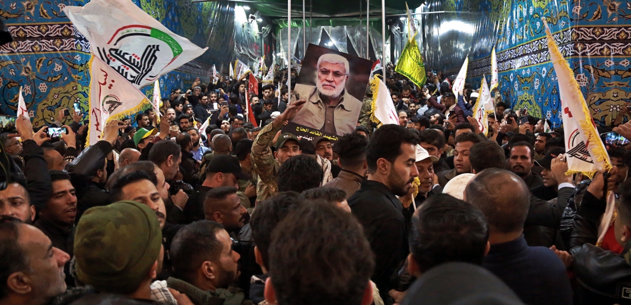 지난 3일 카셈 솔레이마니(Qasem Soleimani) 이란 혁명수비대 총사령관이 미국의 공습으로 사망하면서 지난 4일 열린 장례식에서 지지자들이 그의 관을 옮기고 있다. (사진=뉴시스)