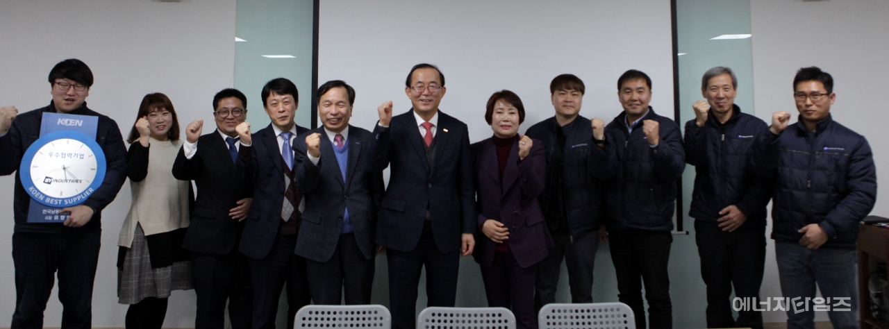 지난 9일 비와이인더스트리(경기 시흥시 소재)를 방문한 유향열 남동발전 사장이 이 회사 임직원들과 기념촬영을 하고 있다.
