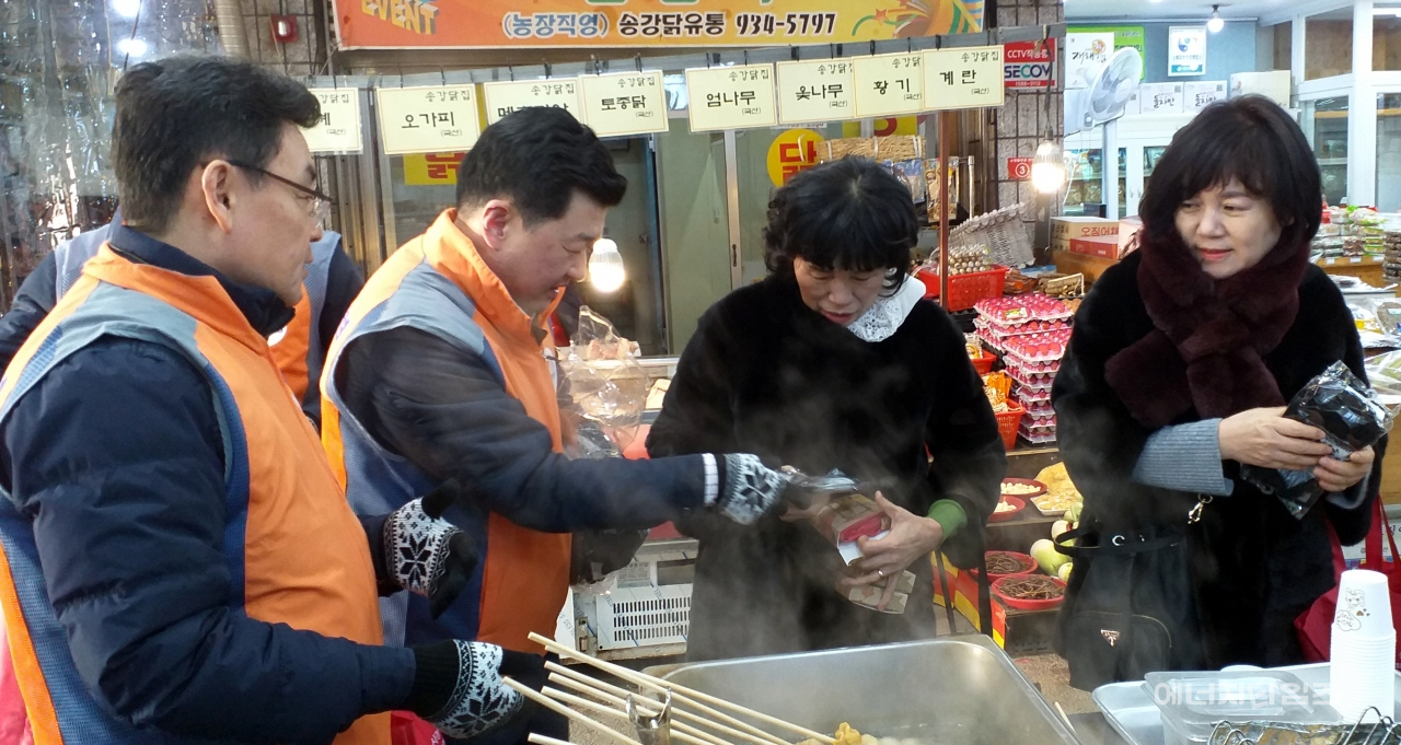 지난 21일 송강전통시장(대전 유성구 소재)에서 한전 전력연구원 직원들이 전통시장 이용 활성화 캠페인을 펼치고 있다.