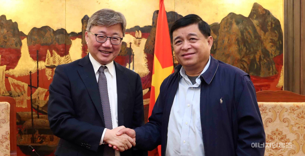 지난 11일 베트남 현지에서 채희봉 가스공사 사장(왼쪽)이 응우옌찌중(Nguyen Chi Dung) 베트남 기획투자부 장관을 만나 기념촬영을 하고 있다.