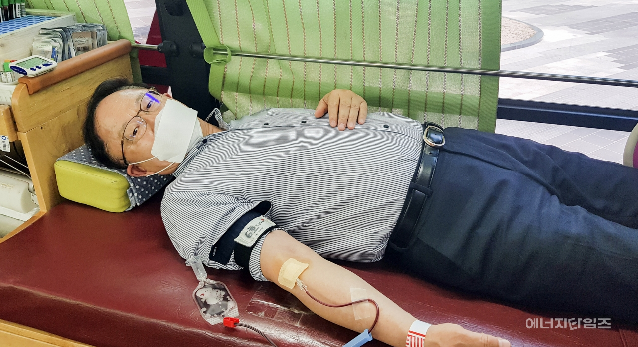 지난 18일 중부발전 본사(충남 보령시 소재)에서 진행된 헌혈행사에 박형구 중부발전 사장이 헌혈을 하고 있다.