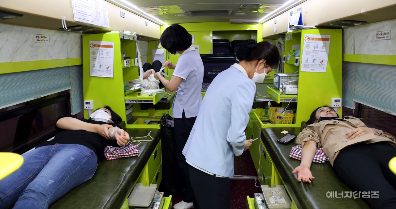24일 석유공사 본사(울산 중구 소재)에서 진행된 헌혈행사에 참여한 석유공사 직원들이 헌혈을 하고 있다.