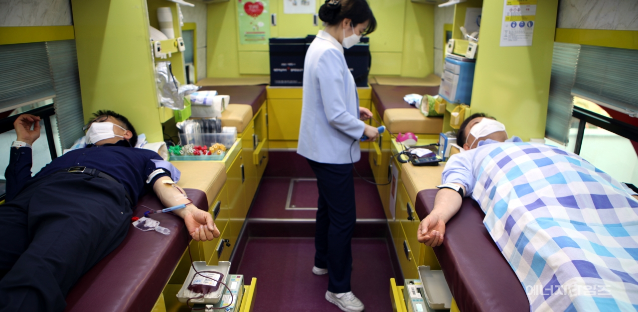 27일 석탄공사 임직원들이 혈액수급난 해소를 위해 헌혈캠페인에 참여하고 있다.