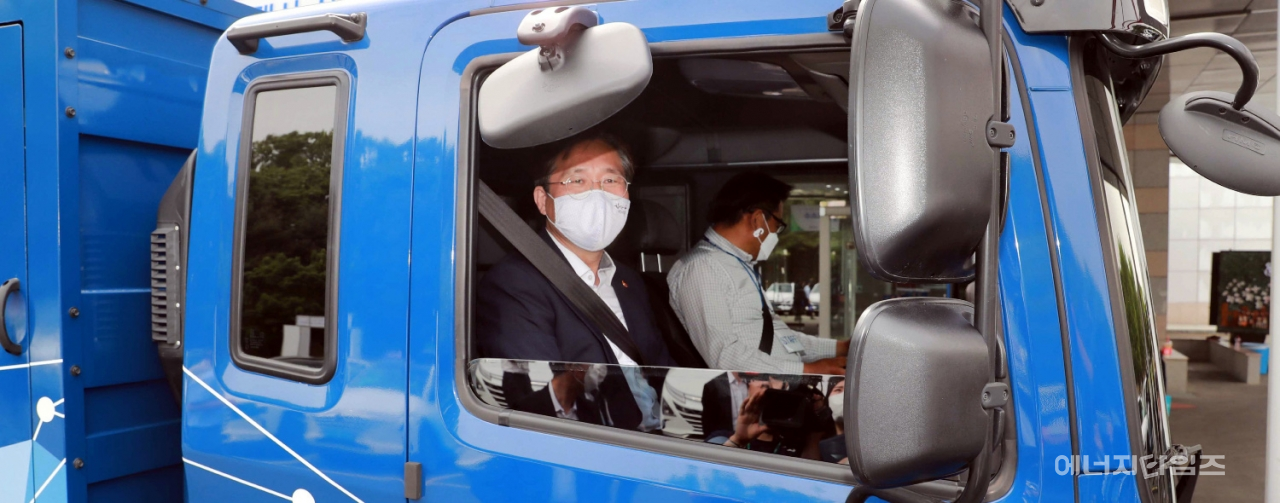 14일 자동차연구원(충남 천안시 소재)을 방문한 성윤모 산업부 장관이 수소트럭을 시승하고 있다.