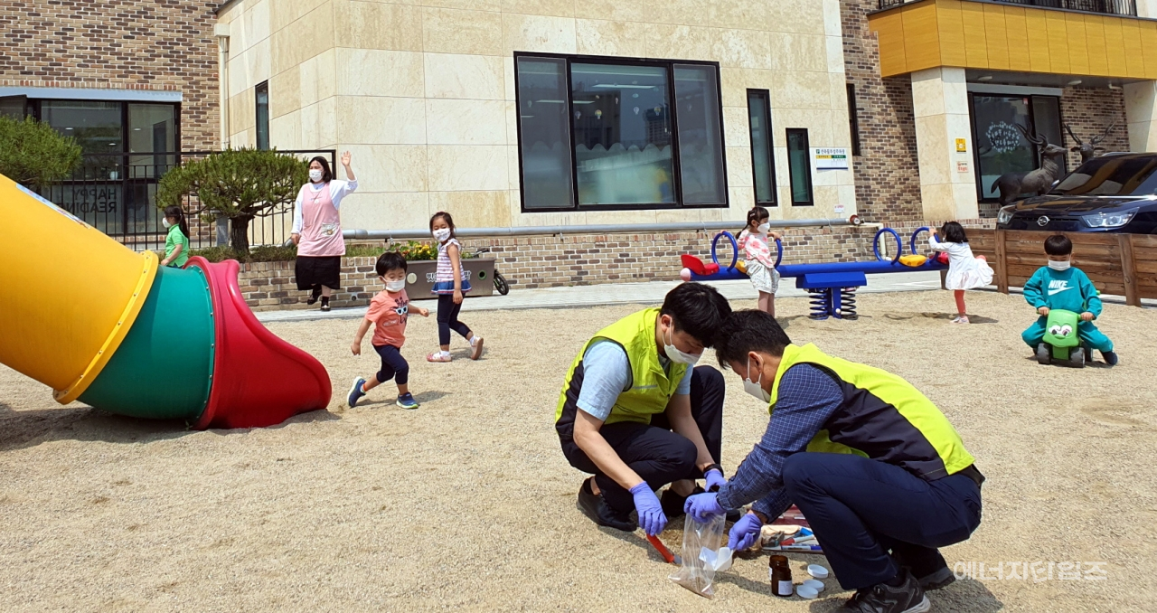 석유관리원 석유기술연구소 연구원들이 어린이집 토양오염검사를 위해 모래를 채취하고 있다.