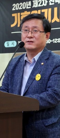 김성환 의원(더불어민주당)이 9일 국회 의원회관(서울 영등포구 소재)에서 열린 2020년도 제2차 전력정책포럼에서 인사말을 하고 있다.