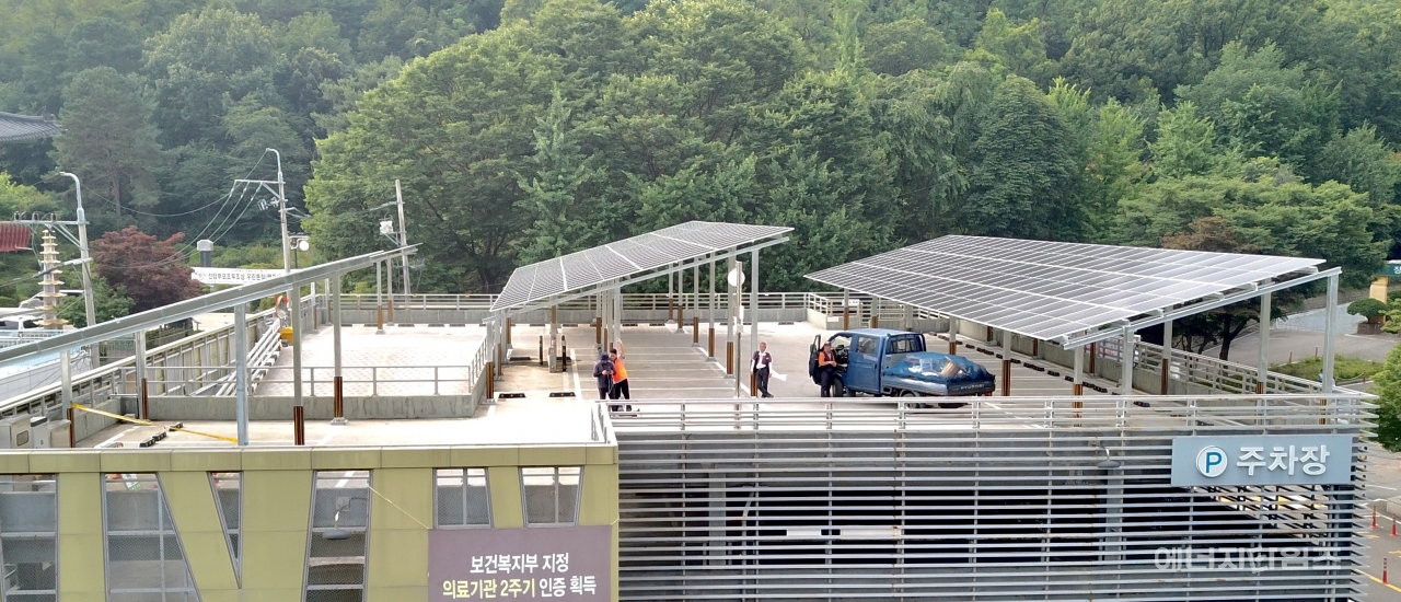 근로복지공단 안산병원 주차장 옥상에 설치된 의료복지태양광발전단지 전경.