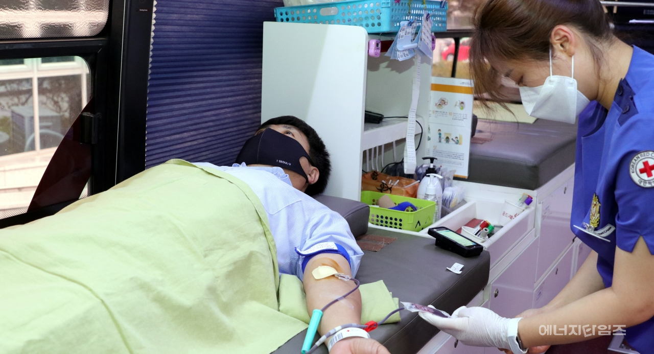 30일 서울에너지공사 직원이 헌혈을 하고 있다.