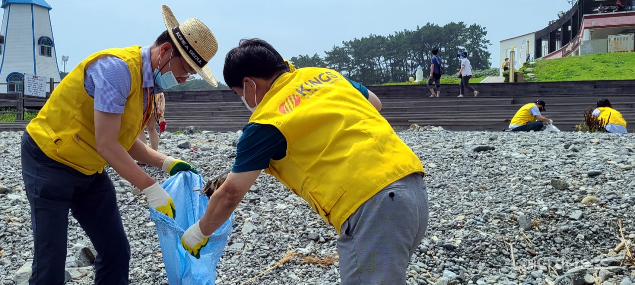 3일 간절곶(울산 울주군 소재)을 방문한 국제원자력대학원 교직원들이 해안가 쓰레기를 수거하는 봉사활동을 하고 있다.