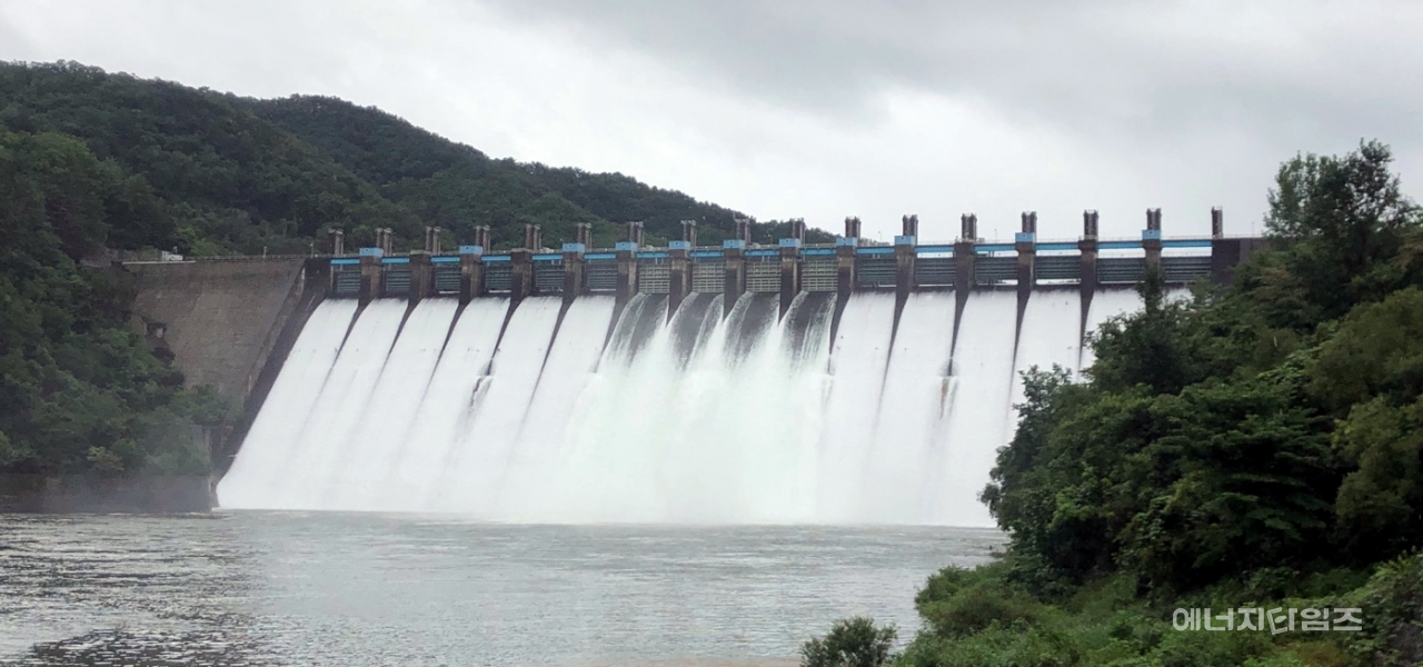 발전용 댐 다목적 활용 시범대상 댐인 화천댐이 홍수조절을 위해 처음으로 수문을 개방했다.